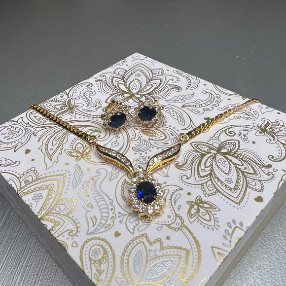 Beautiful Formal Necklace and Earring Set - Picture 2 of 10